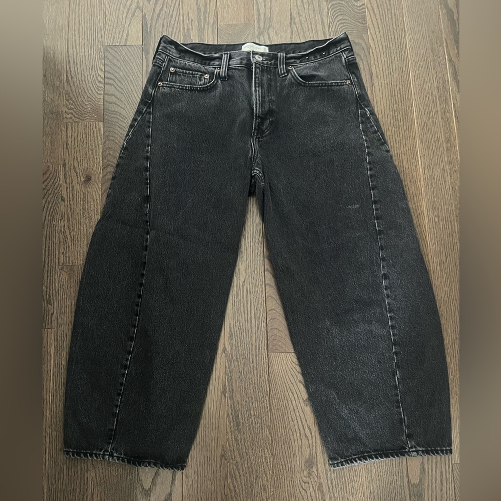 Abercrombie & Fitch women's black short barrel Jeans